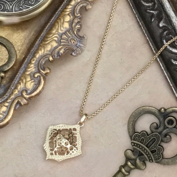 KENDRA SCOTT • Gold Filigree Kacey Adjustable Slider Necklace - Picture 3 of 5